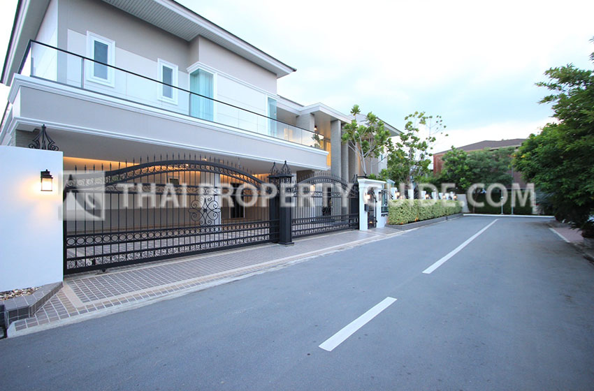 House with Private Pool in Sukhumvit 